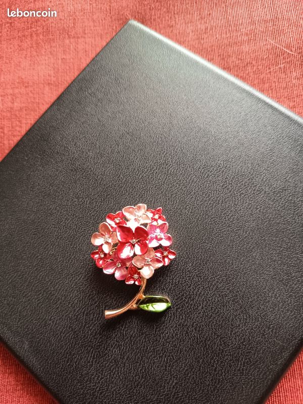 Jolie broche émaillée à décor Art nouveau - tons rose