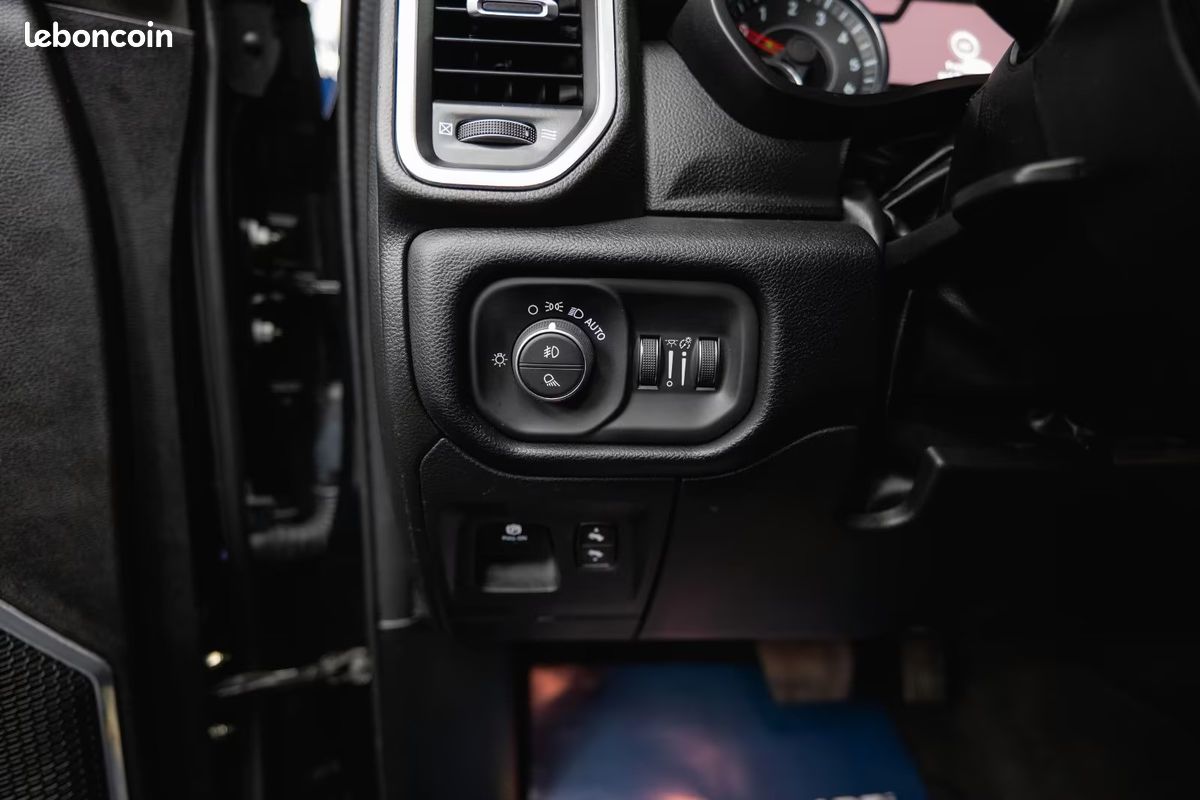 Dodge RAM 1500 Laramie Night Edition 5.7 HEMI 401 ch 4x4 – Alpine – 20” – Offroad (image 31)