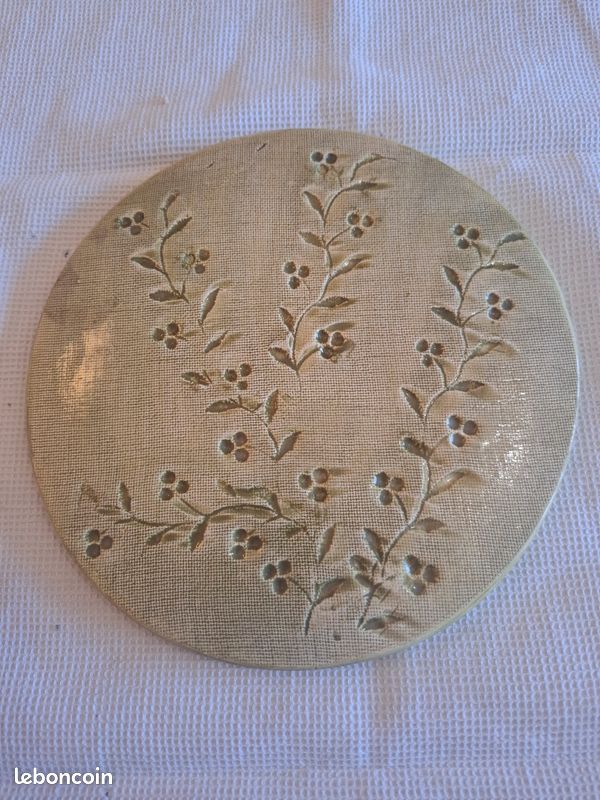 Dessous-de-Plat Artisanal en Céramique – Décor Végétal Gravé – Signé (image 1)