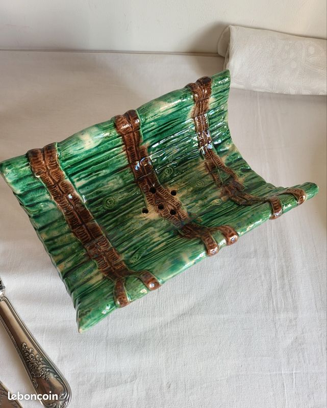 Plat et Égouttoir à Asperges en faïence Barbotine verte (image 9)