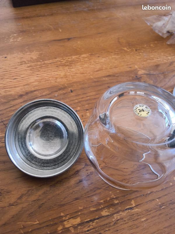 Sucrier couvert en cristal gravé, la monture quadripode en argent
