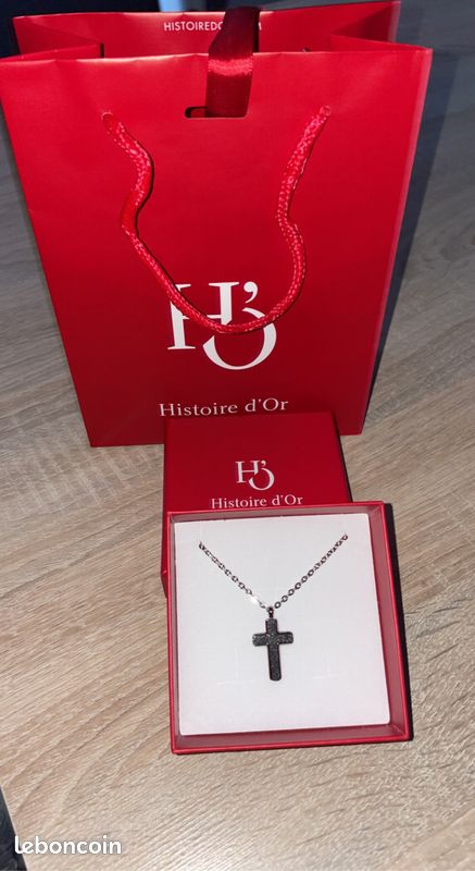 Collier en croix (image 1)