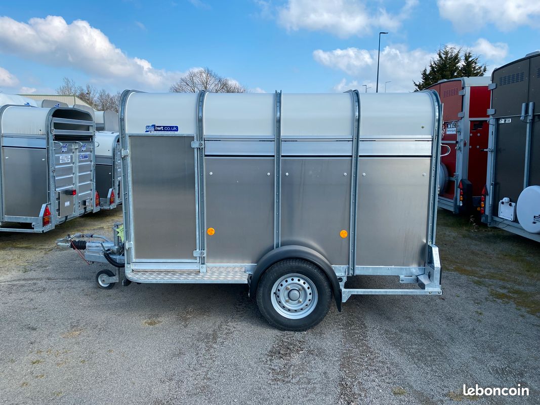 Remorque ifor williams P8 G bétaillère avec pont arriere et barrieres disponible en 1400 kg et porte avant (image 2)
