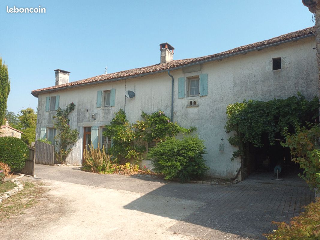 Maison 8 pièces 220 m² · à Champagné-le-Sec · 220 m² · 120 000 €