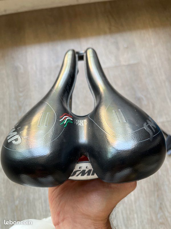 Selle SMP TRK Medium – Pour Route Et VTT, Finition Douce, Longue Distance, Matériau Robuste (mixte, Compatible Tous Vélos)