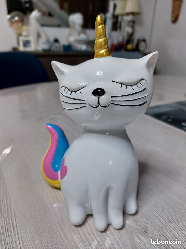 Gourmandise pour chat avec un récipient en forme de pattes de voiture