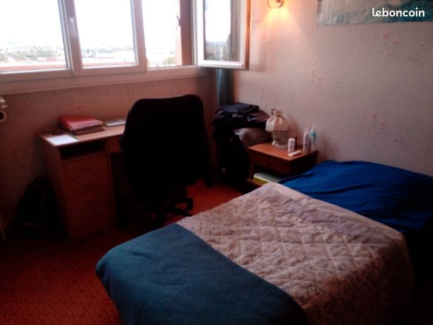 Chambre meublée en face du métro Montreuil