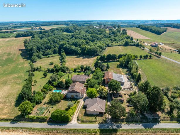2 maisons, trois dépendances, sur 4,7 hectares en label bio