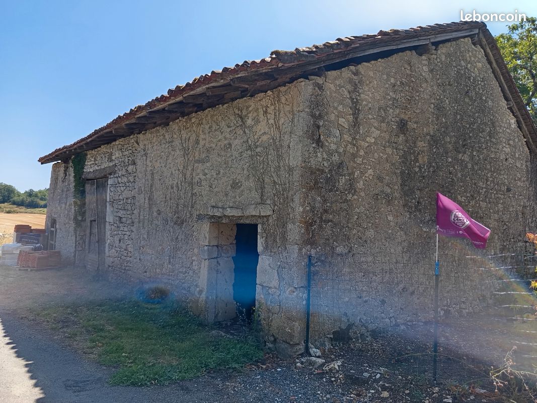 Maison 3 pièces 150 m² · à Montbron · 150 m² · 25 000 €