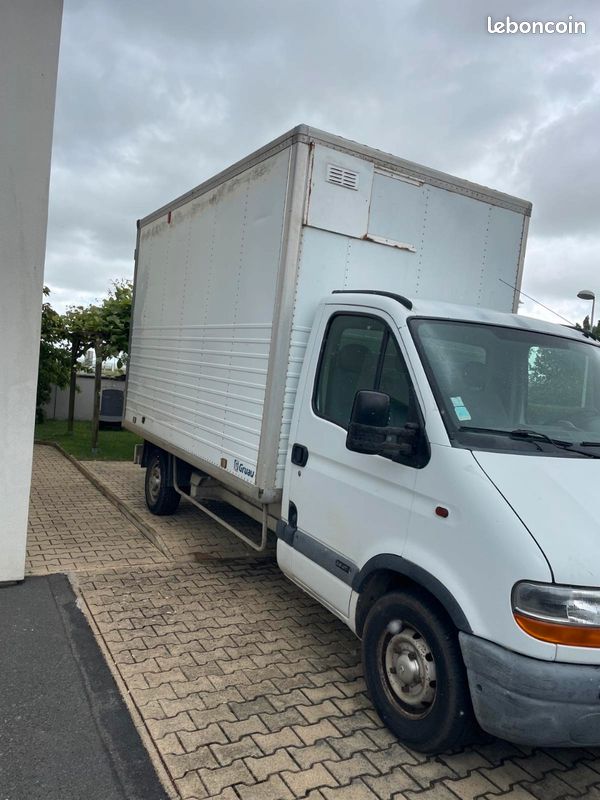 Camion fourgon blanc (image 1)
