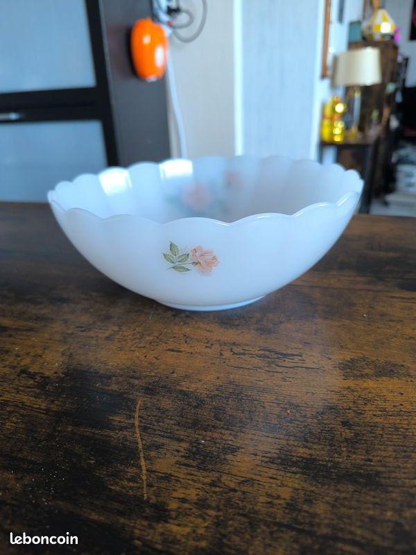 Saladier Arcopal Vintage - Modèle Fleurs Rétro, Bord Dentelé - Verre Français - Occasion En Bon état