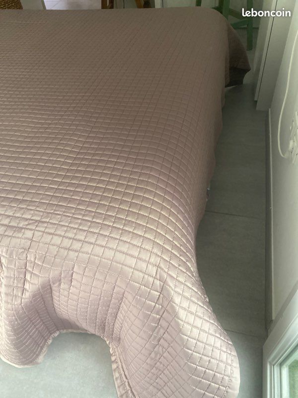 Couvre lit Taupe effet satiné (image 7)