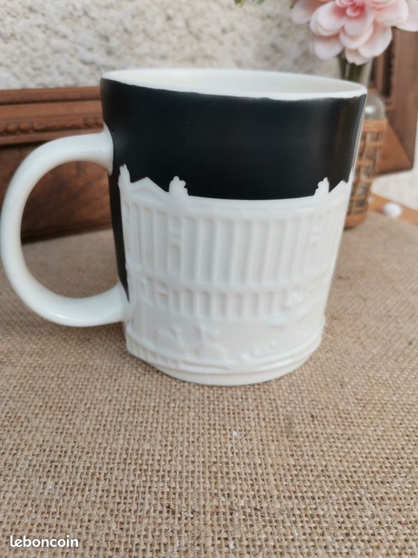 Mug Starbucks Paris 2011 Avec Skyline En Relief - Céramique Blanche - Occasion En Bon état