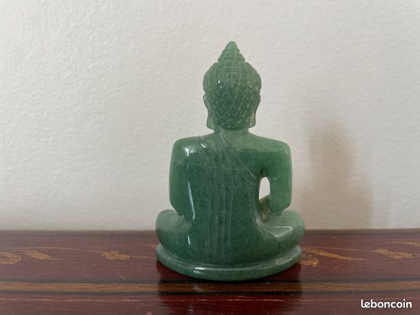Statue de pierre bouddha au jardin