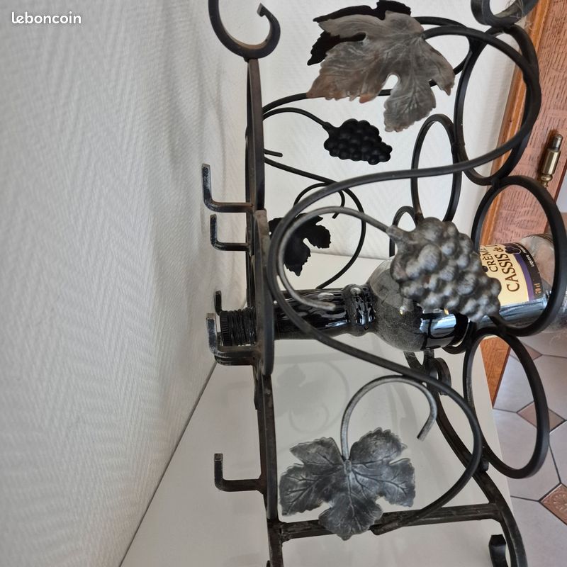 Magnifique porte-bouteille en fer forgé orné d'une feuille de vigne, provenant de France. | €45