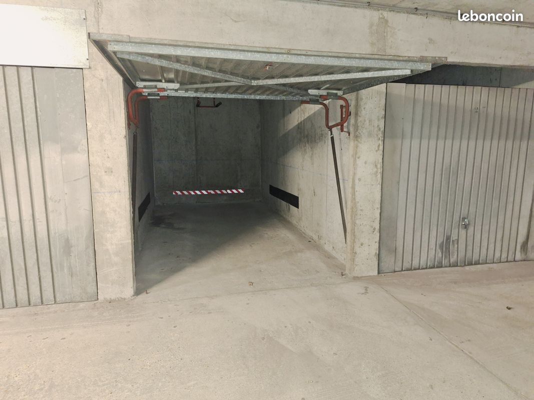 Parking/box Poissy · 95 €/mois