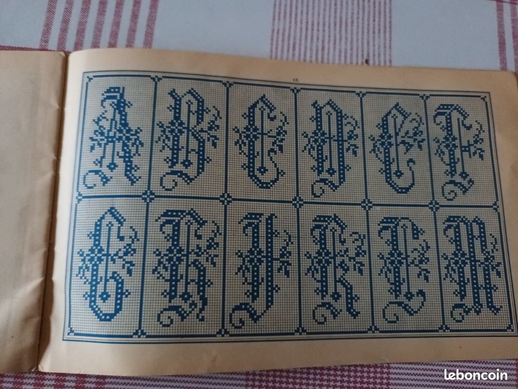 Album De 62 Lettres Décalquables Pour Broderie L.V. - Occasion, Transfert Au Fer à Repasser