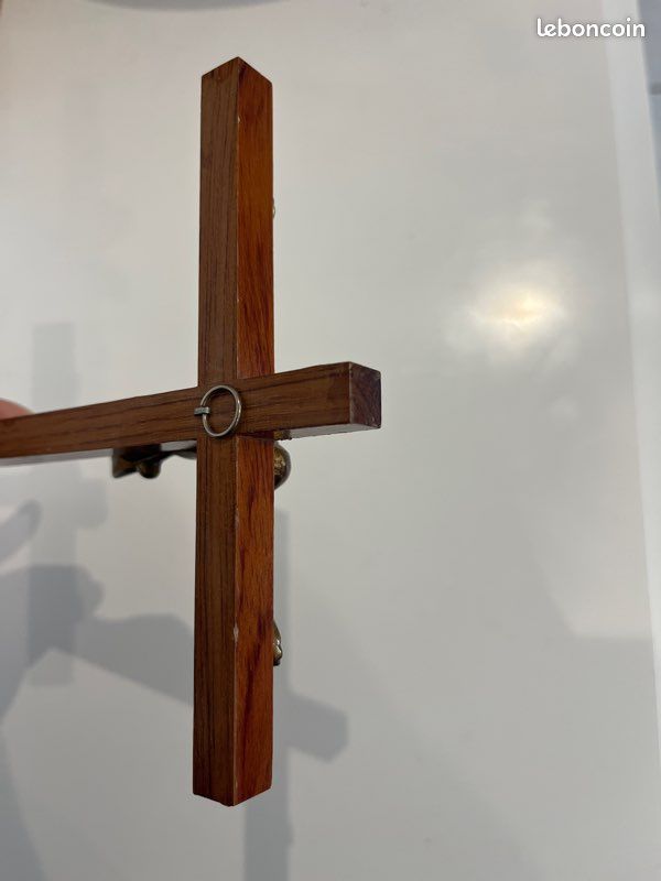 Crucifix mural bois et métal doré (image 4)