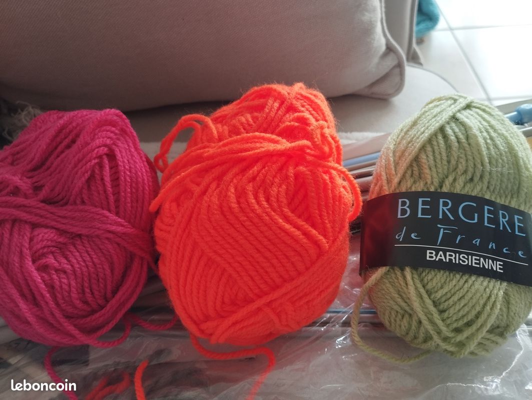 Lot aiguilles à tricoter, deux crochets et 3 pelotes. Très bon état (image 2)