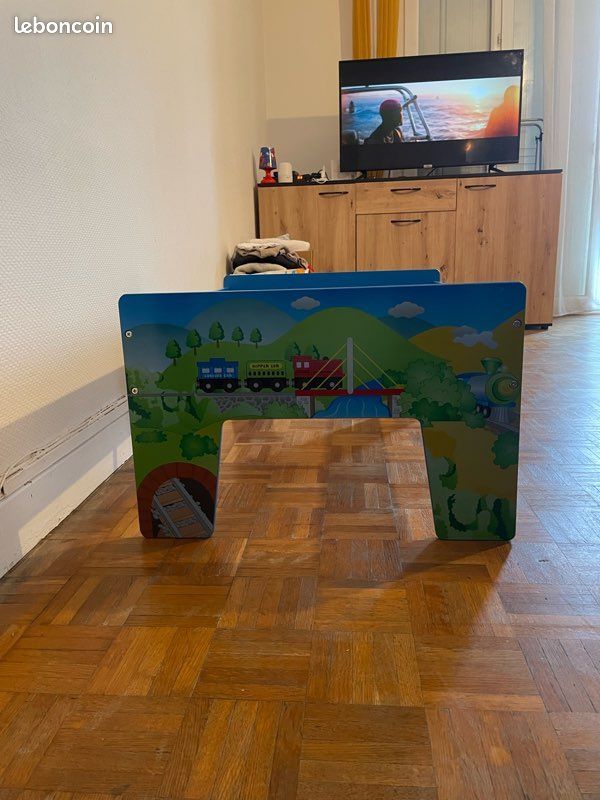 Table d'activités avec circuit de train en bois complet (image 4)