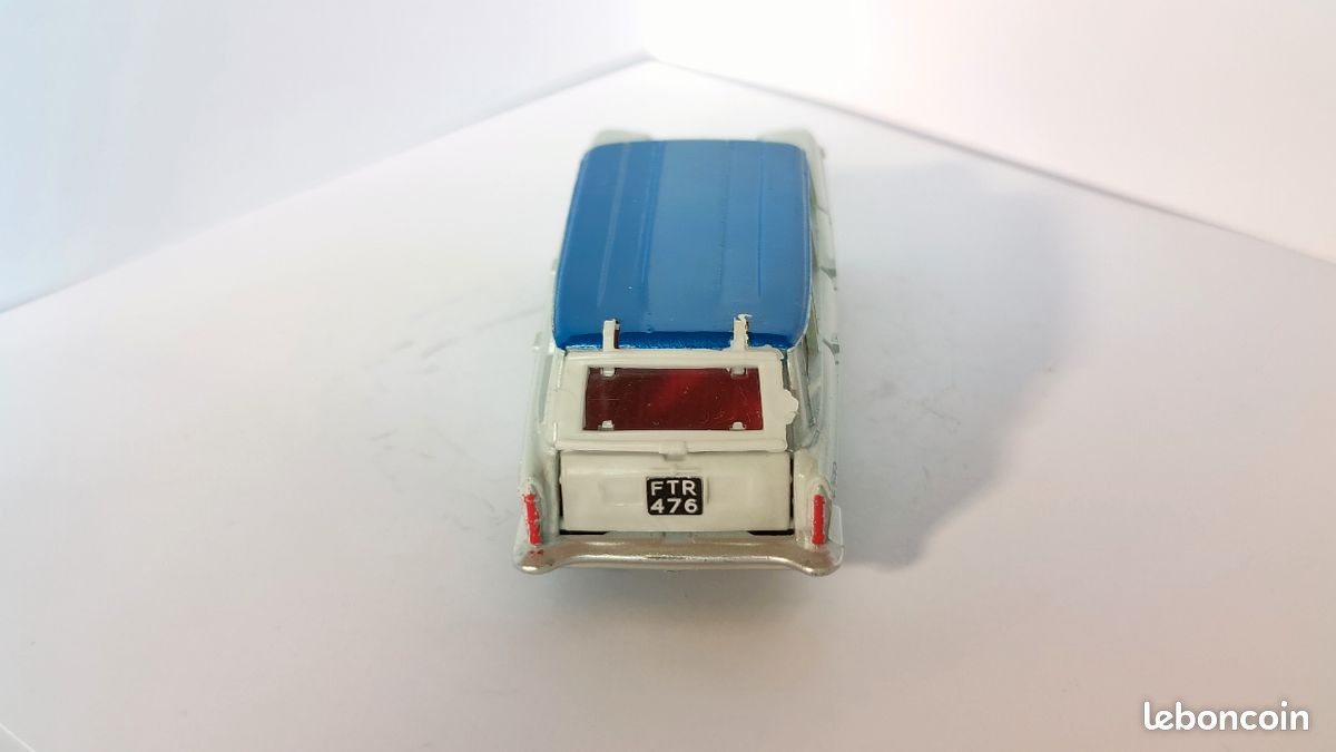 Modèle Réduit Dinky Toys Fiat 2300 Station Break - Échelle 1:43, Métal, Blanc Et Bleu, Origine Angleterre, à Restaurer