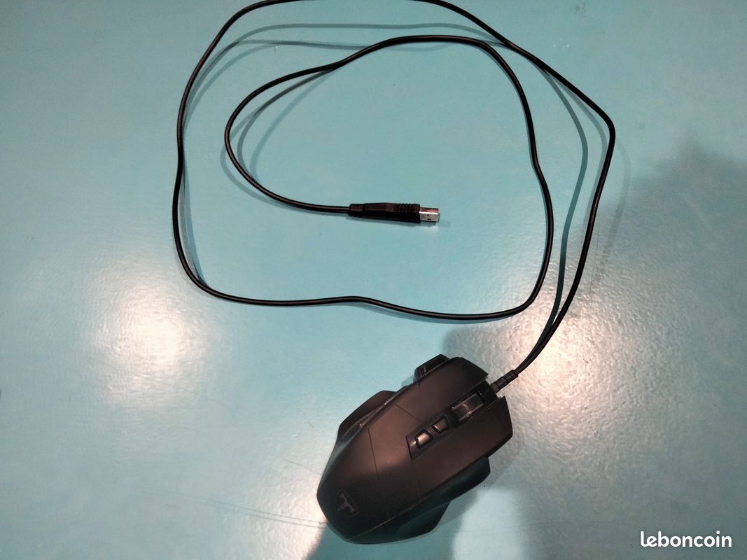 Wired gaming mouse (image 1)