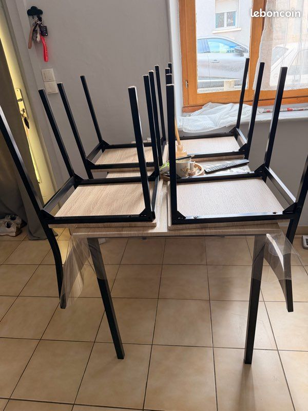 Table avec chaises (image 1)