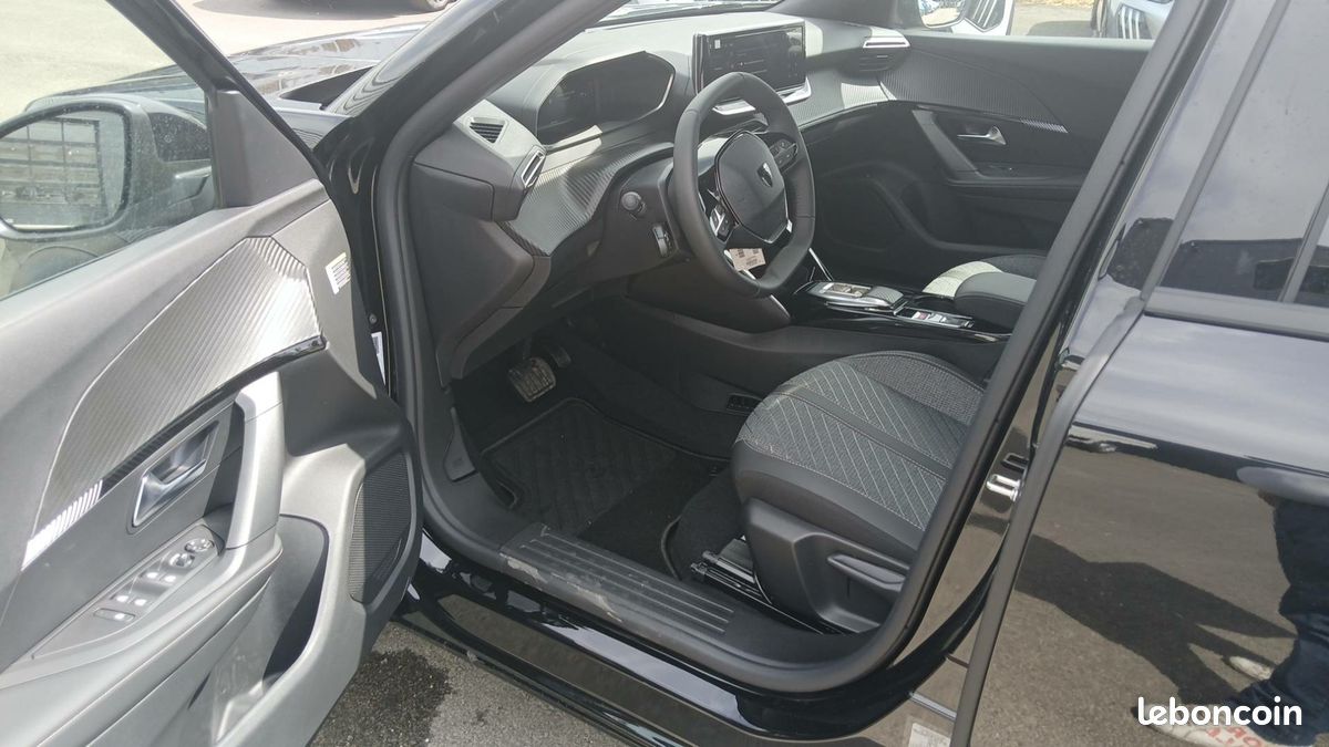 PEUGEOT 2008 Hybrid 145 e-DCS6 Allure (image 19)