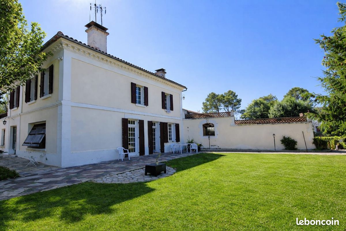Maison 15 pièces 490 m² · à Ménesplet · 490 m² · 320 000 €