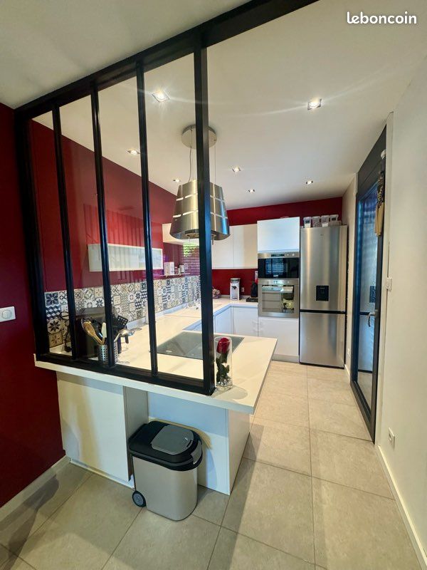 Maison individuelle moderne avec piscine, pergola bioclimatique et garage double (image 4)