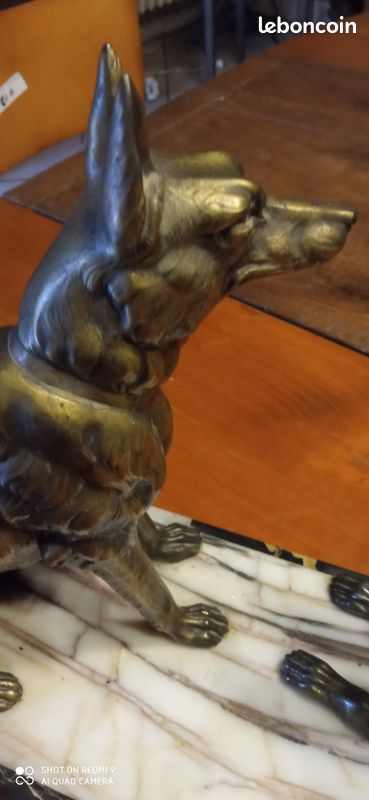 Sculpture en bronze de deux chiens jouant sur socle en marbre, XIXème siècle, époque Napoléon III