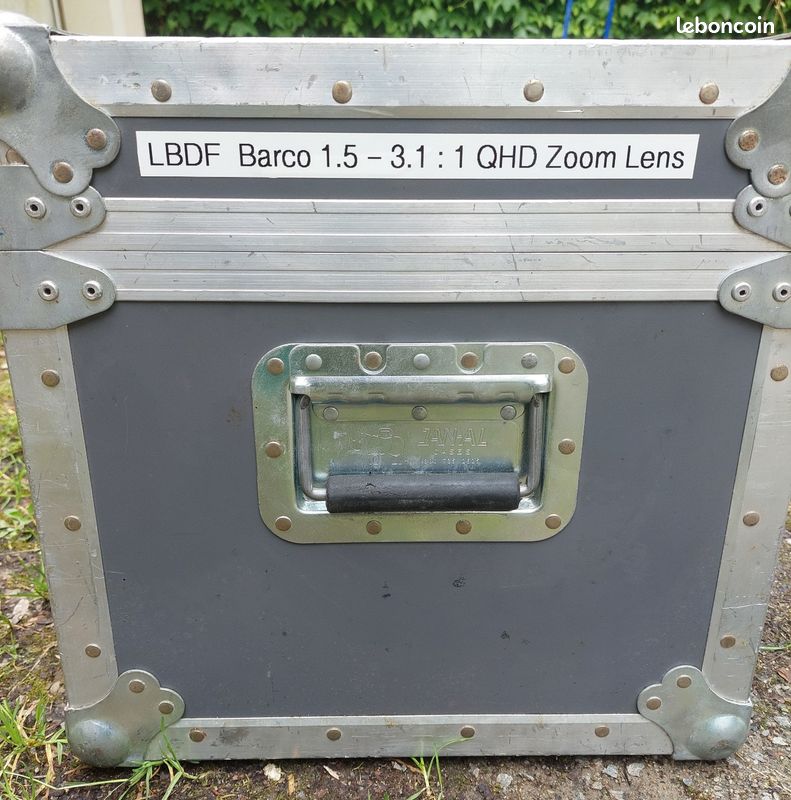 Objectif Barco LBDF 1.5-3.1 QHD + Flight Case Pro (image 1)