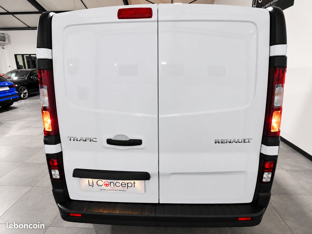 Renault Trafic III (2) 2.0 Fourgon L1H1 2800 KG BLUE DCI 130 ch Confort 3 places - 1°Main - Origine France - TVA Récupérable - Suivi Complet - Radars de stationnement - Bluetooth - Roue de secours (image 4)