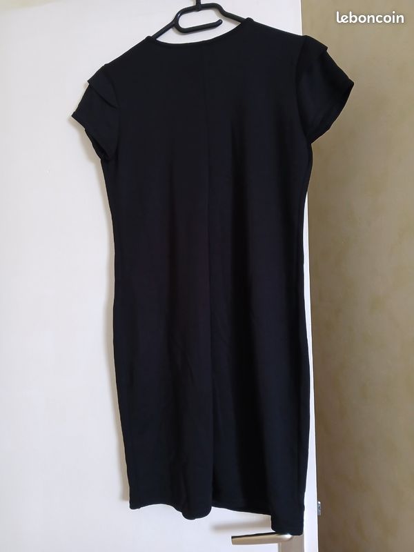 Lot 3 robes 38 (image 3)