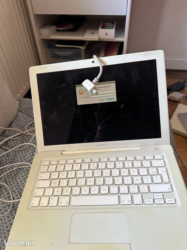 Apple MacBook 13" Blanc (Modèle A1181) – Très bon état esthétique – Clavier/Souris HS (Pour pièces) (image 2)