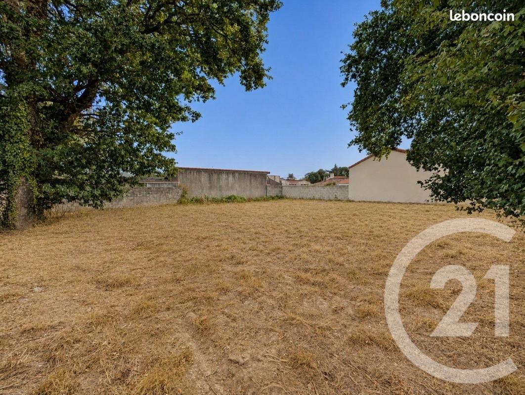 Terrain 753 m² Grosbreuil · 108 600 €