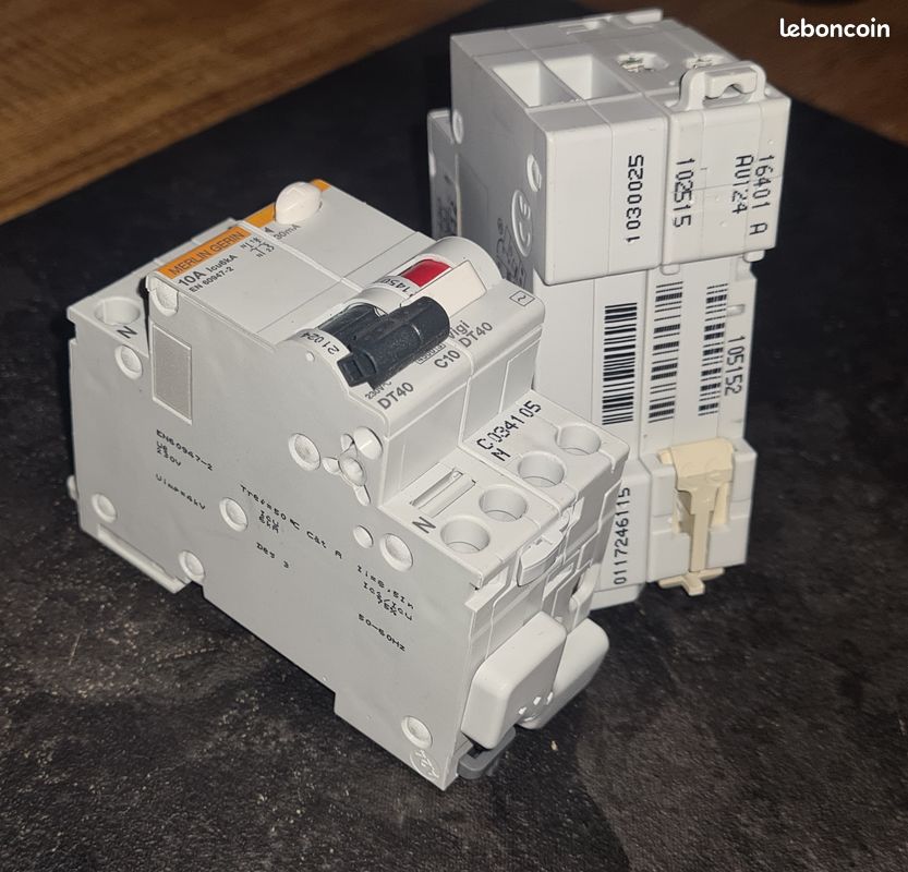Disjoncteur Différentiel Merlin Gerin DT40 10 ampères vigi 30 m Disjoncteur Différentiel Merlin Gerin DT40 10 ampères vigi 30 m