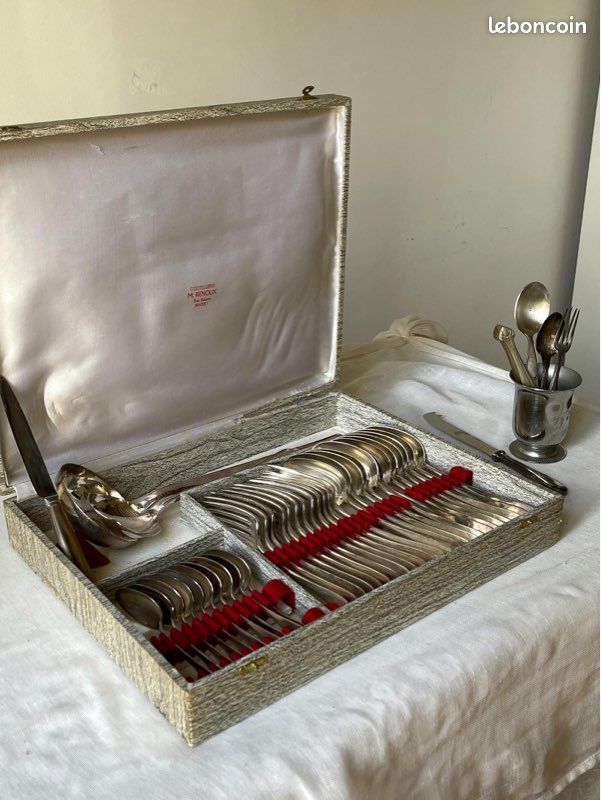 Ménagère Christofle en métal argenté 84 pièces modèle coquille état neuf