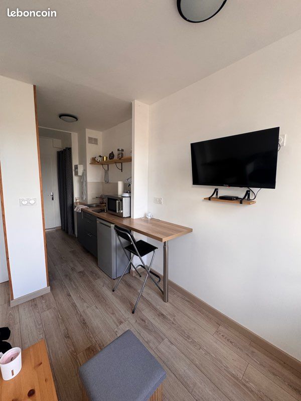 Studio meublé rénové – Dernier étage – Place de la Comédie – Niort (image 2)