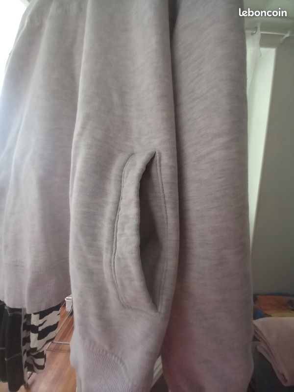 Pull à capuche avec 2 poches ouverte (image 2)