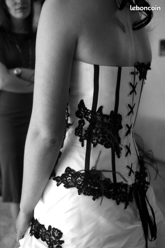 Robe mariée noir et blanc dentelle plumes T36-38 (image 8)