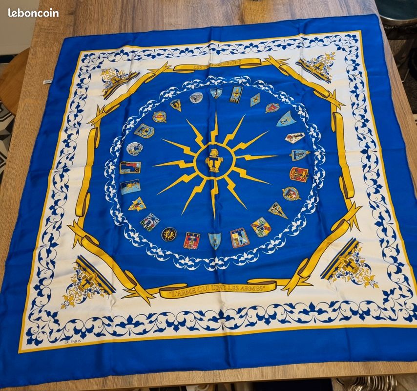 Foulard LR Paris En Soie 90x90 Cm - Vintage, Couleur Bleu - Occasion Très Bon état