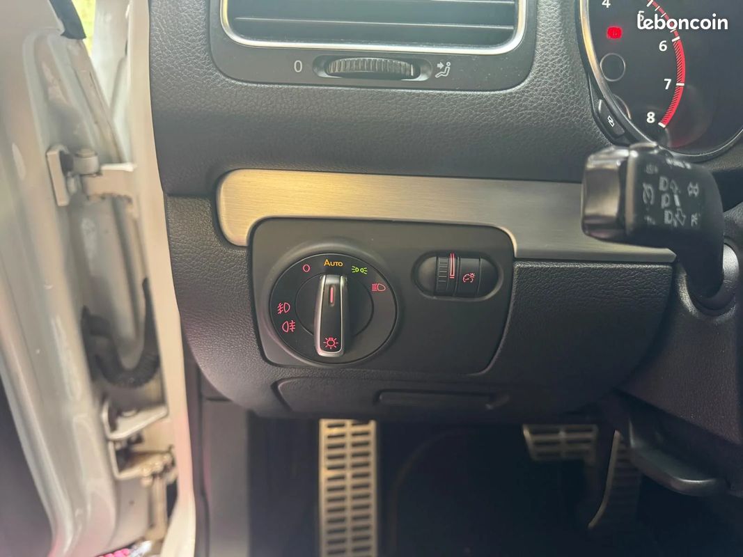 Volkswagen GOLF 6 GTI 2.0 TSI DSG Adidas / Dynaudio / Toit ouvrant panoramique / Sièges Chauffants (image 33)