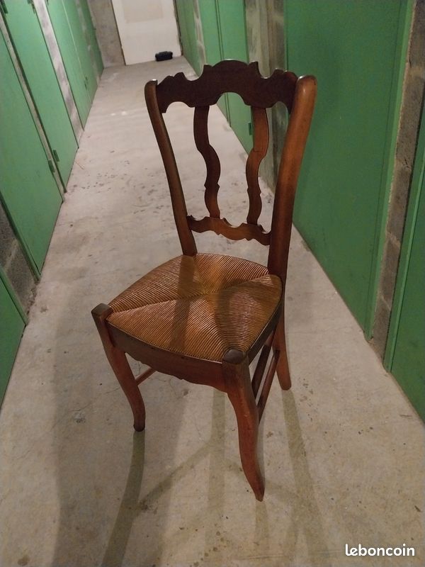 4 chaises anciennes en hêtre. Paillage en très bon état (image 1)