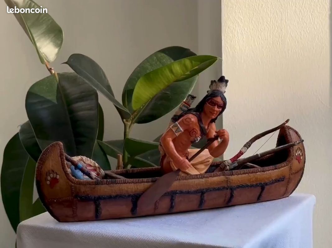 Figurine Vintage En Résine : Amérindien En Canoë (pirogue) – Objet De Collection Indien D'Amérique