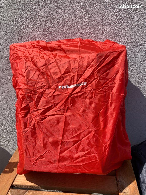 Sac, sacoche de vélo accroché à son porte-bagages (image 5)