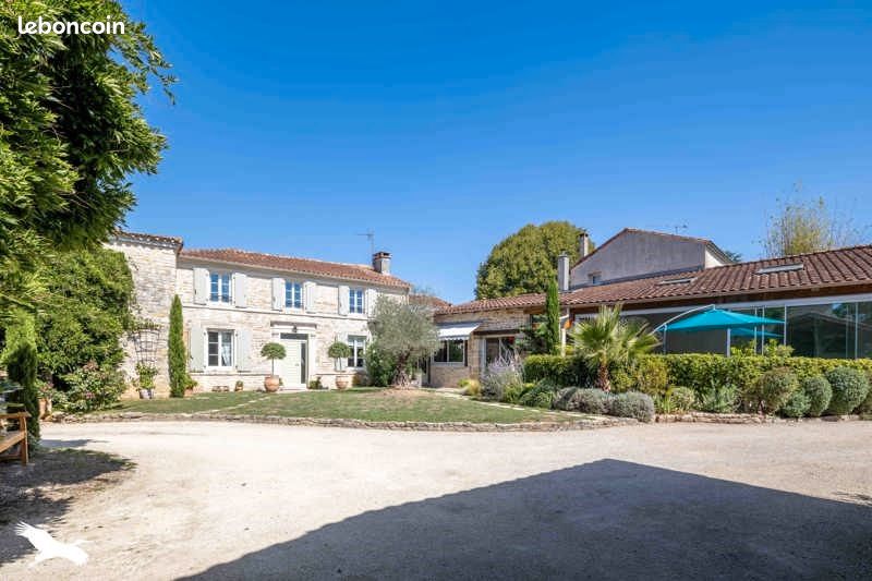 Maison 9 pièces 205 m² · à Mansle-les-Fontaines · 205 m² · 390 900 €