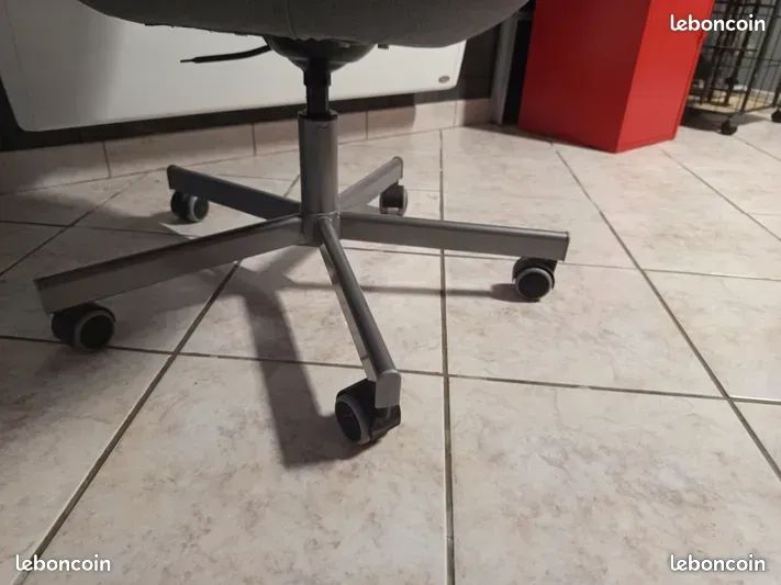 Chaise de bureau avec roulettes (image 2)