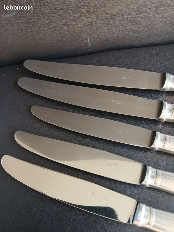 Ensemble de douze couteaux de table, douze couteaux à fromage et un