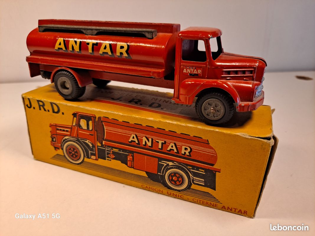 Camion UNIC citerne ANTAR en boite JRD